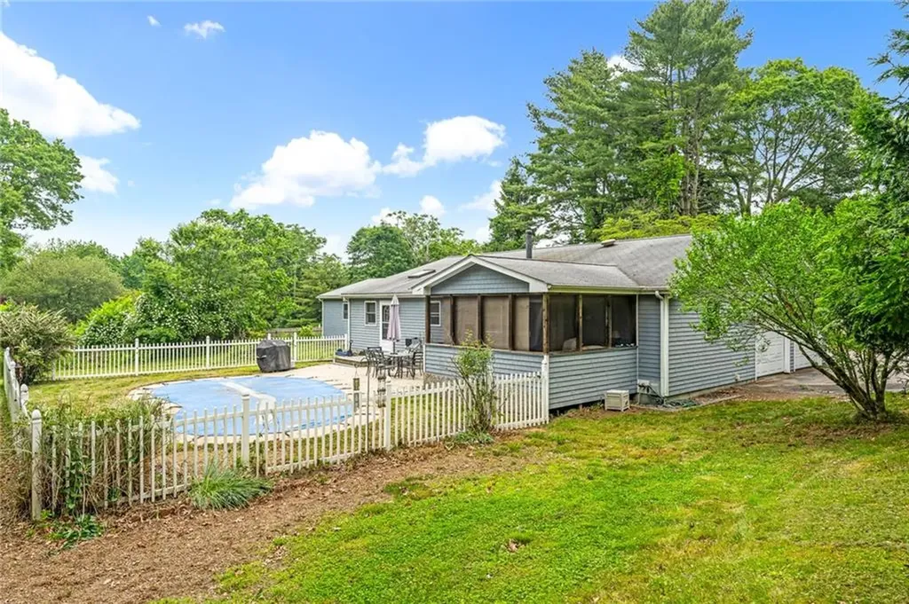 25 Dinonsie Way South Kingstown RI 02879