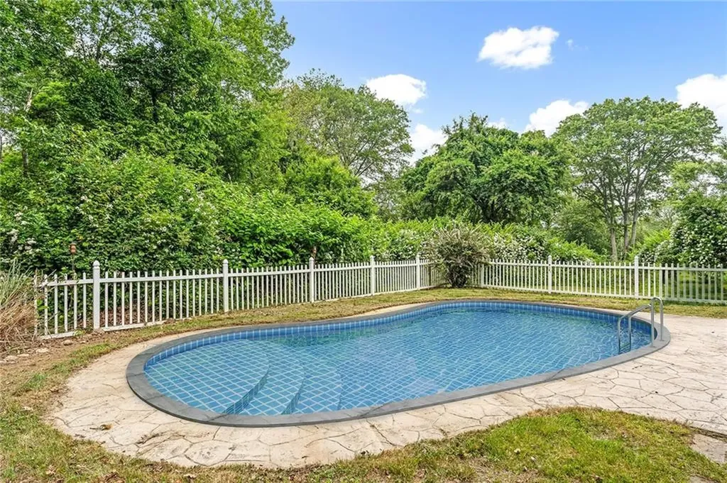 25 Dinonsie Way South Kingstown RI 02879