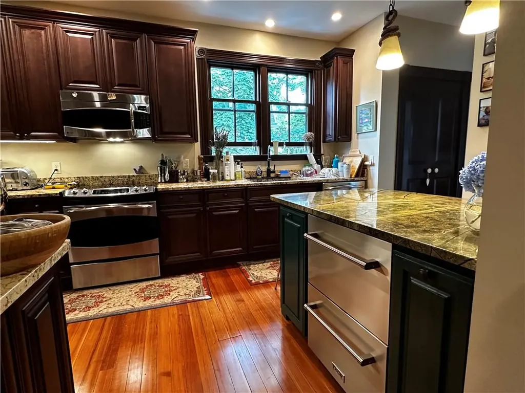 17 Lincoln Street Newport RI 02840
