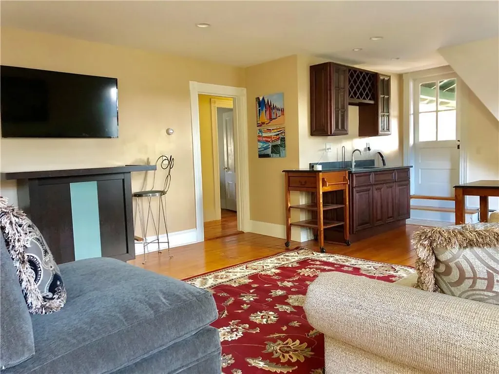 17 Lincoln Street Newport RI 02840