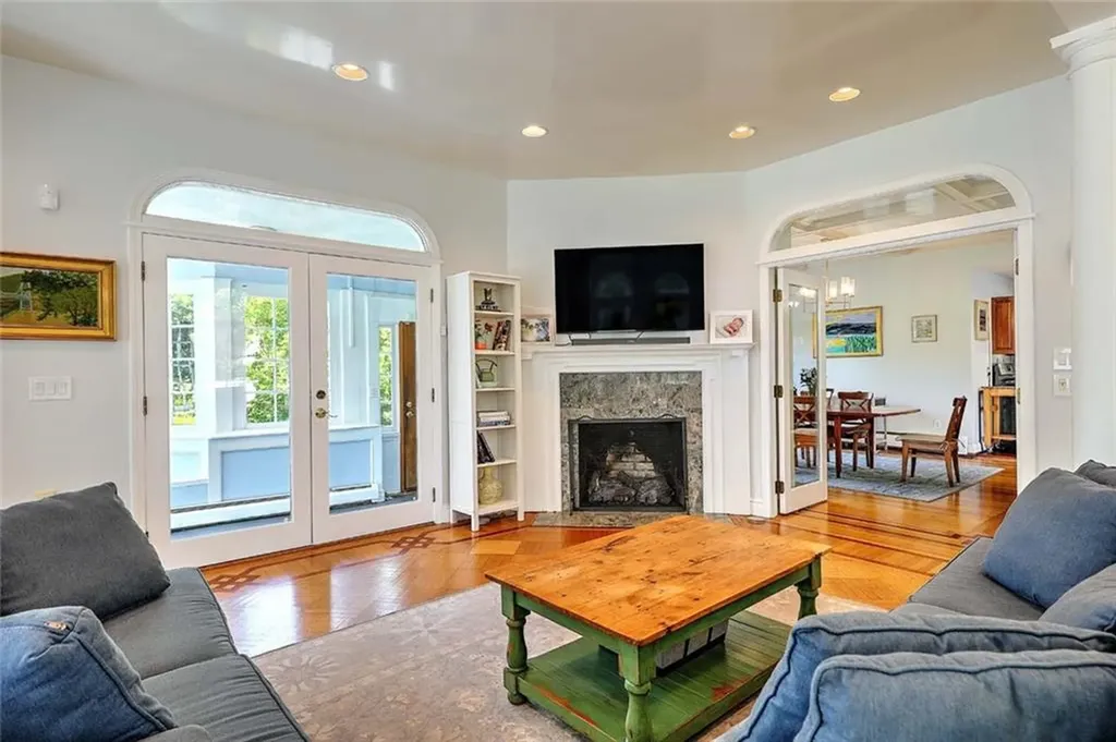 247 Oaklawn Avenue Cranston RI 02920