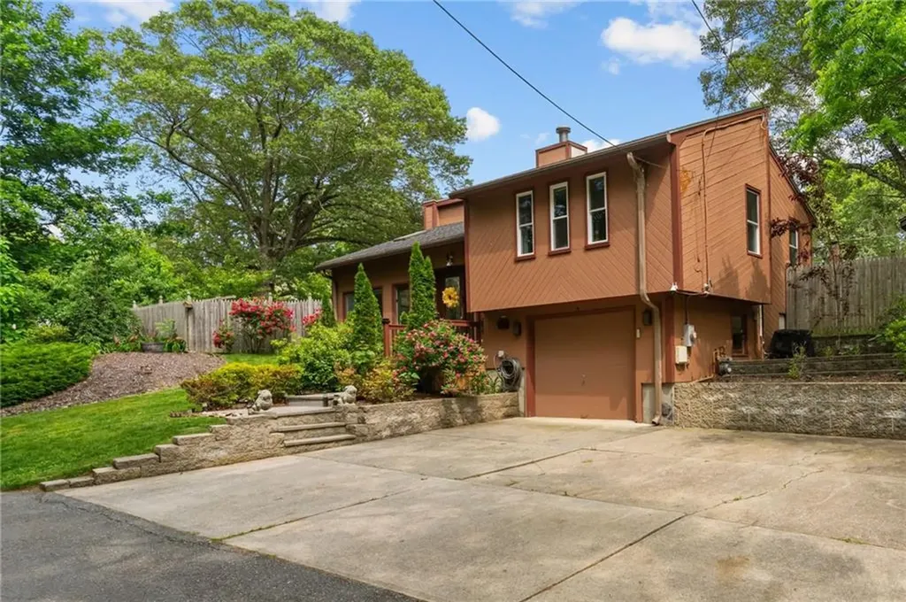 68 Everglade Avenue Warwick RI 02886