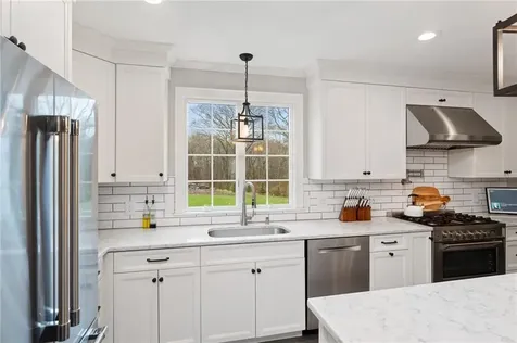 6 Knowlton Court Bristol RI 02809