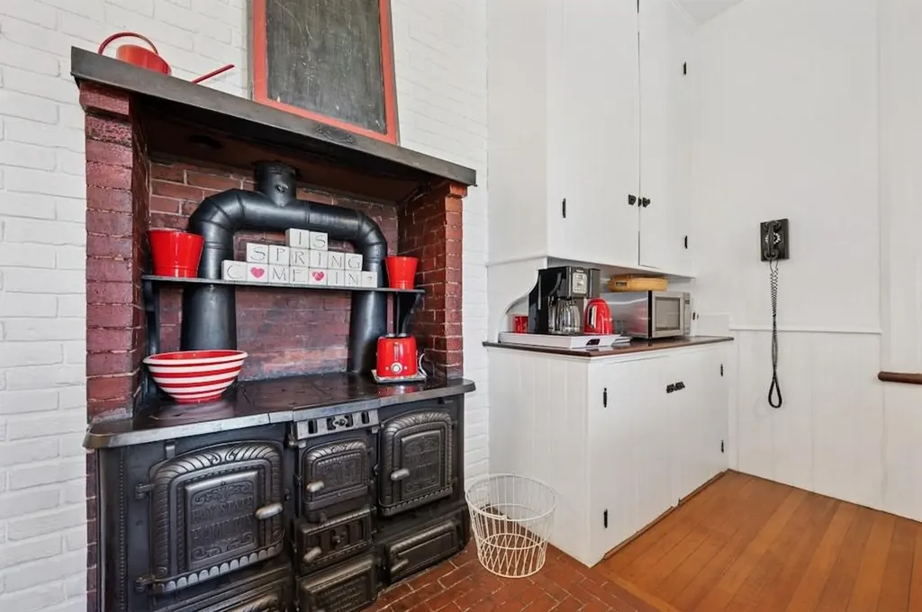 89 State Street Bristol RI 02809