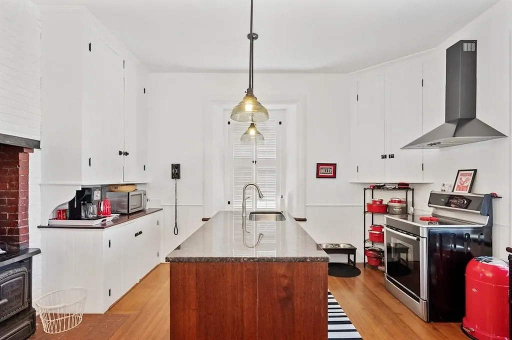 89 State Street Bristol RI 02809