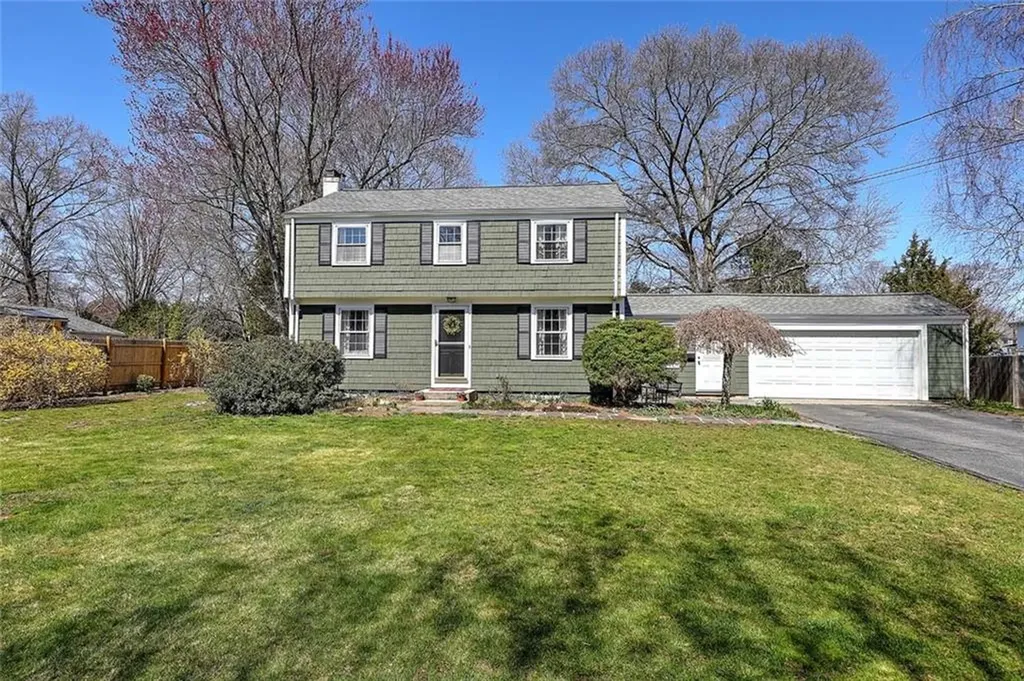 11 Pine Avenue Barrington RI 02806