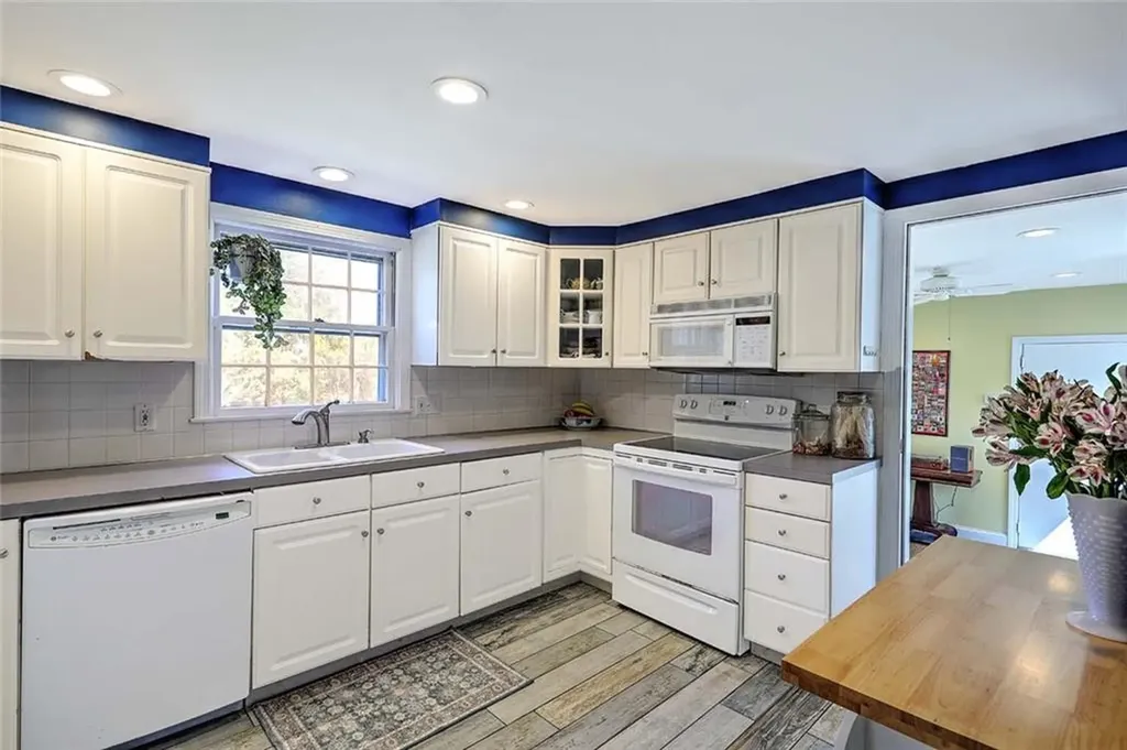 11 Pine Avenue Barrington RI 02806