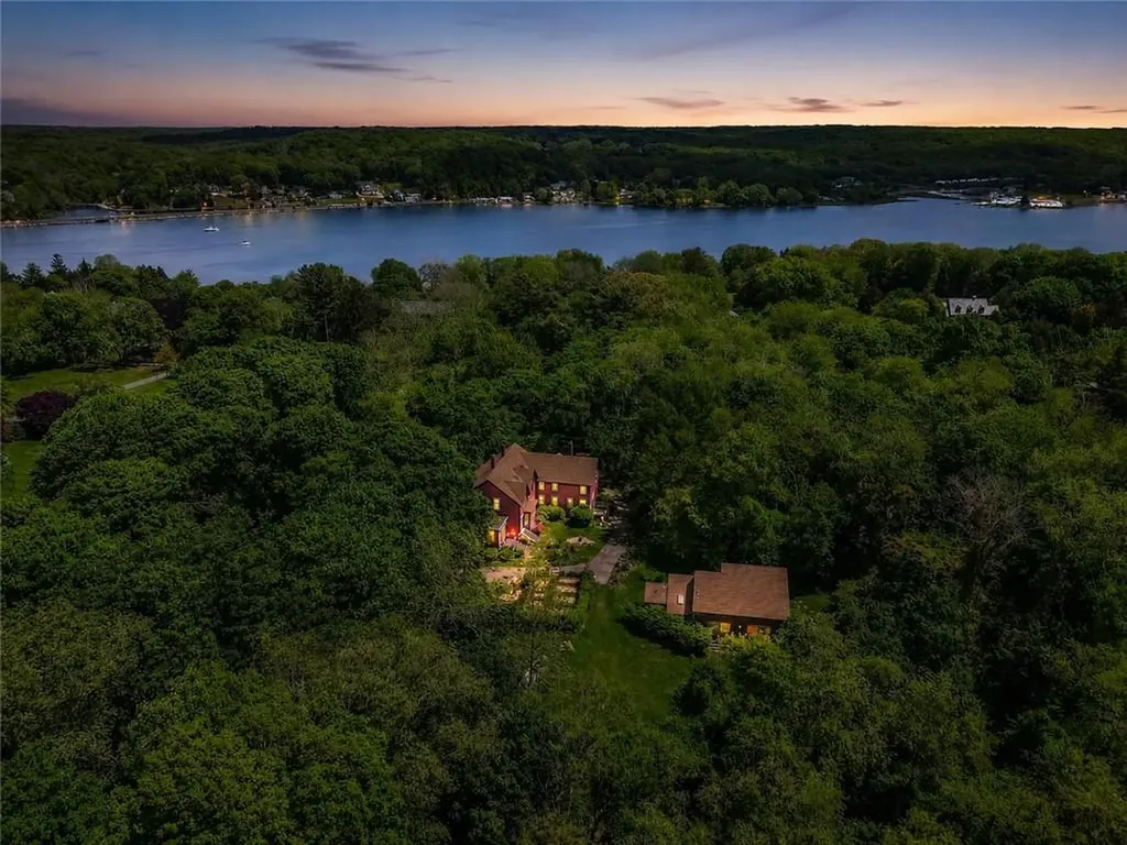 219 Nanaquaket Road Tiverton RI 02878