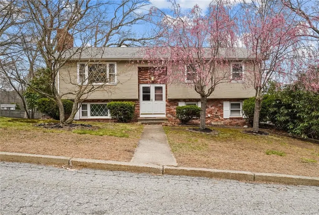 33 Hawthorn Circle Woonsocket RI 02895