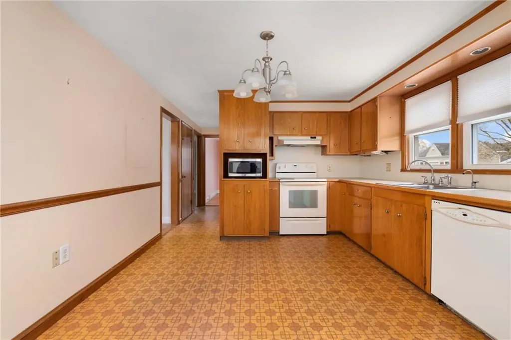 38 Laurelhurst Road Cranston RI 02920