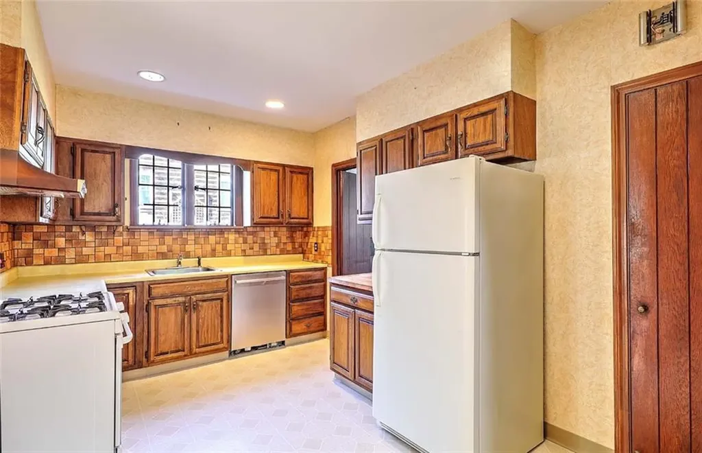 21 Laurel Avenue Providence RI 02906