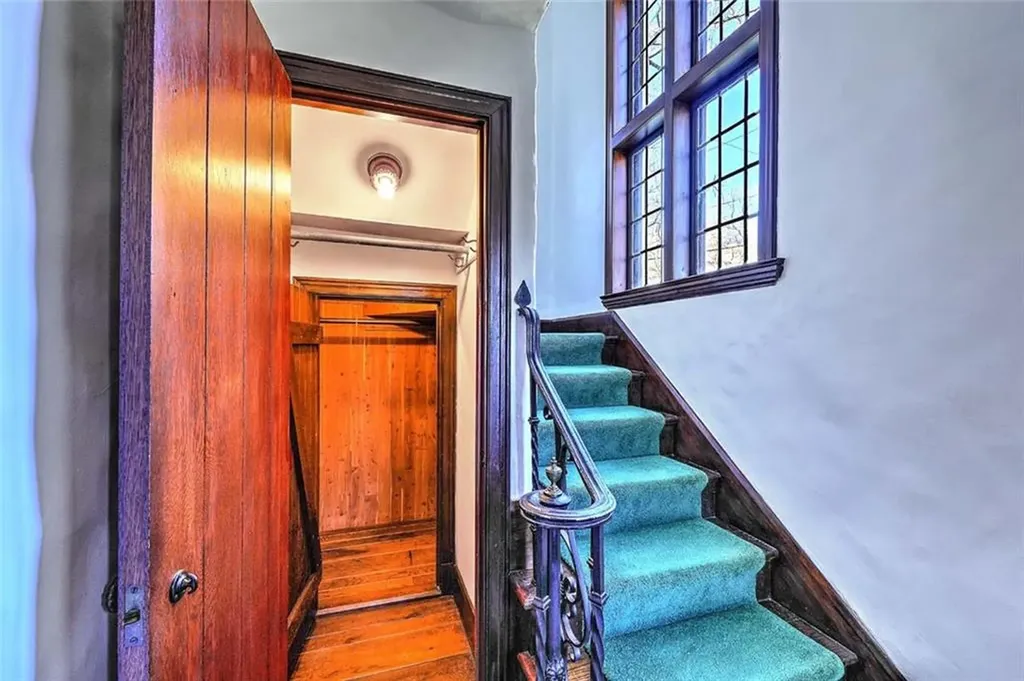 21 Laurel Avenue Providence RI 02906