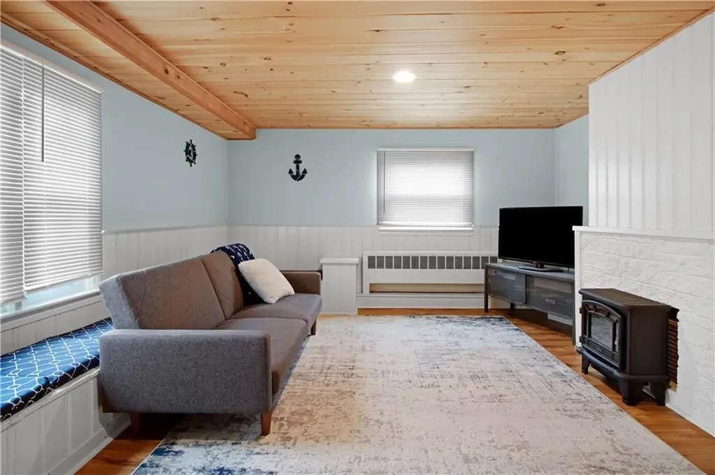 25 Caverly Street Warwick RI 02886