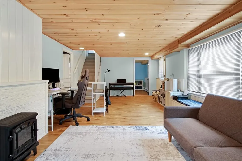 25 Caverly Street Warwick RI 02886