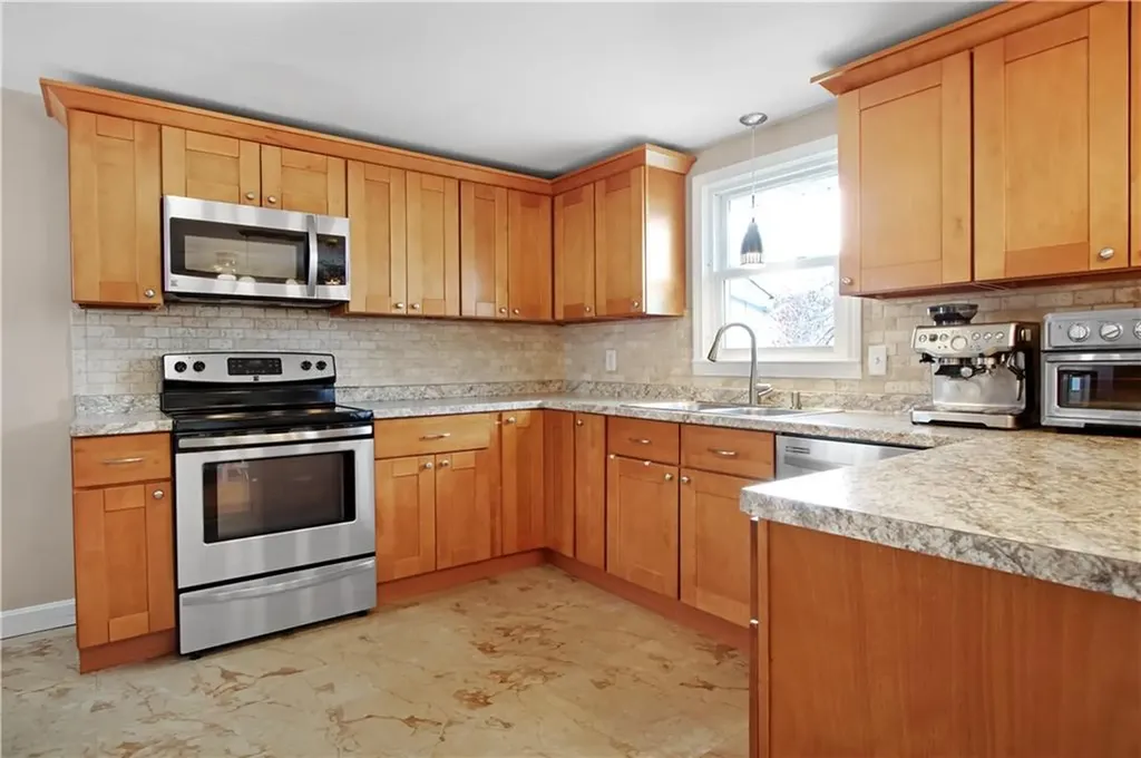 25 Caverly Street Warwick RI 02886