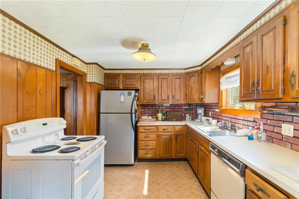 48 Huntington Avenue Woonsocket RI 02895