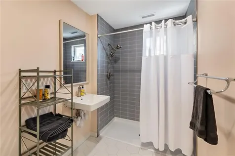 18 East Road Tiverton RI 02878