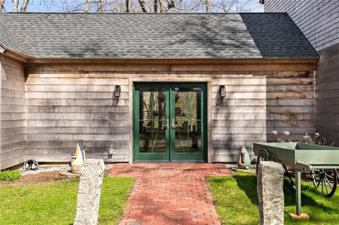 18 East Road Tiverton RI 02878