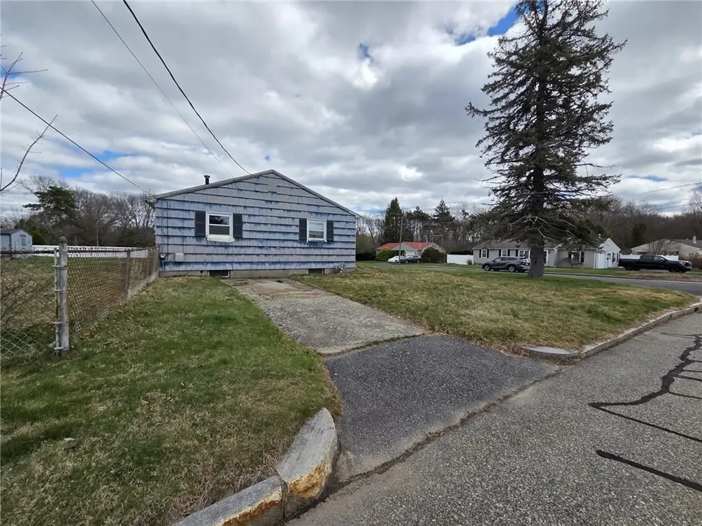 10 Wagon Wheel Lane Woonsocket RI 02895