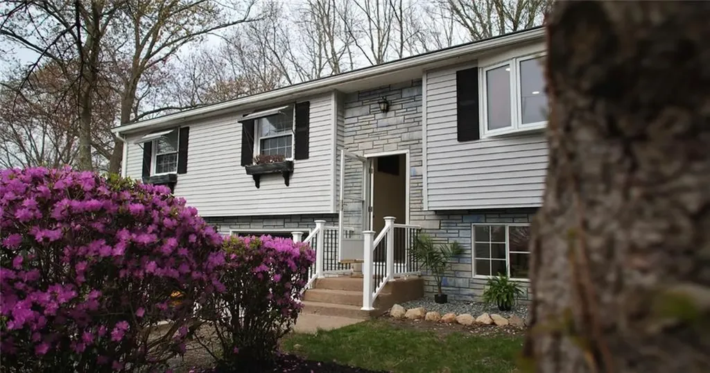 32 Wendy Way West Warwick RI 02893