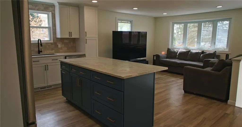 32 Wendy Way West Warwick RI 02893