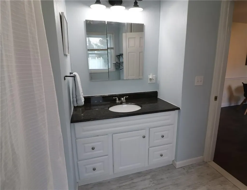 51 Pleasant Avenue Tiverton RI 02878