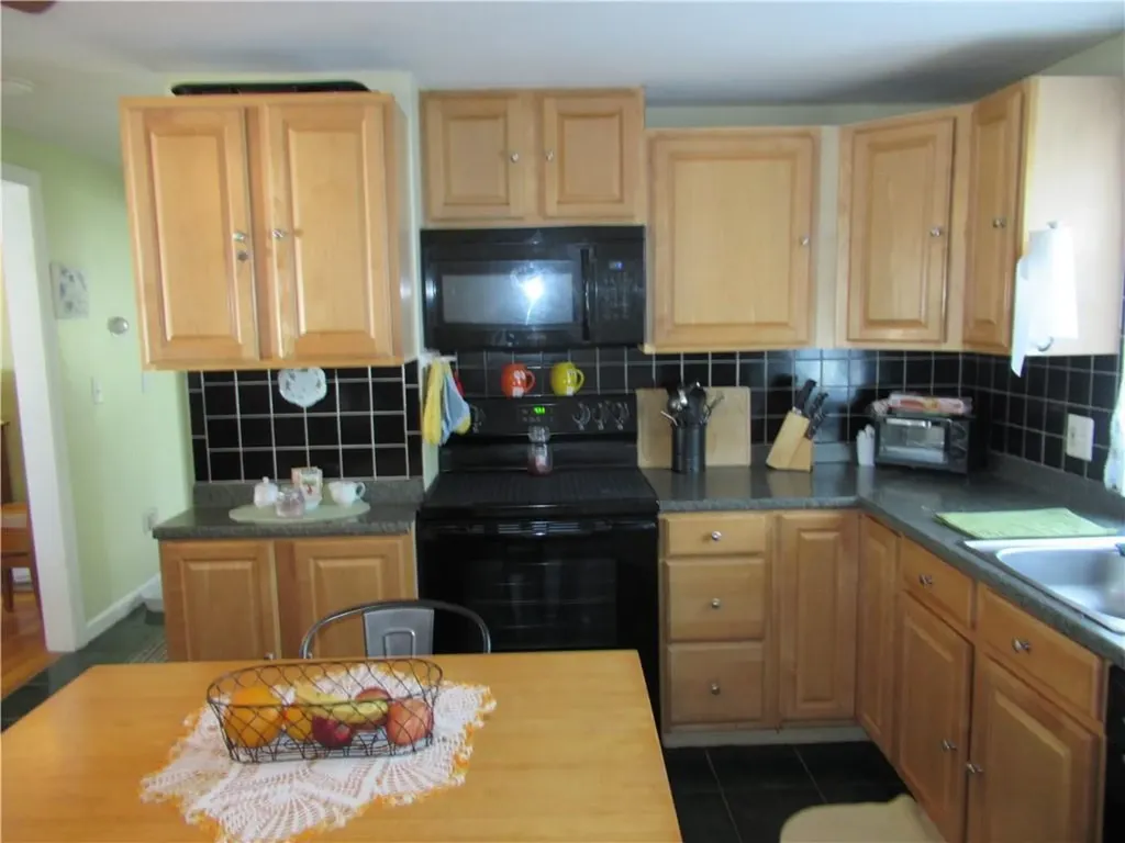 184 186 Gladstone Street Cranston RI 02920