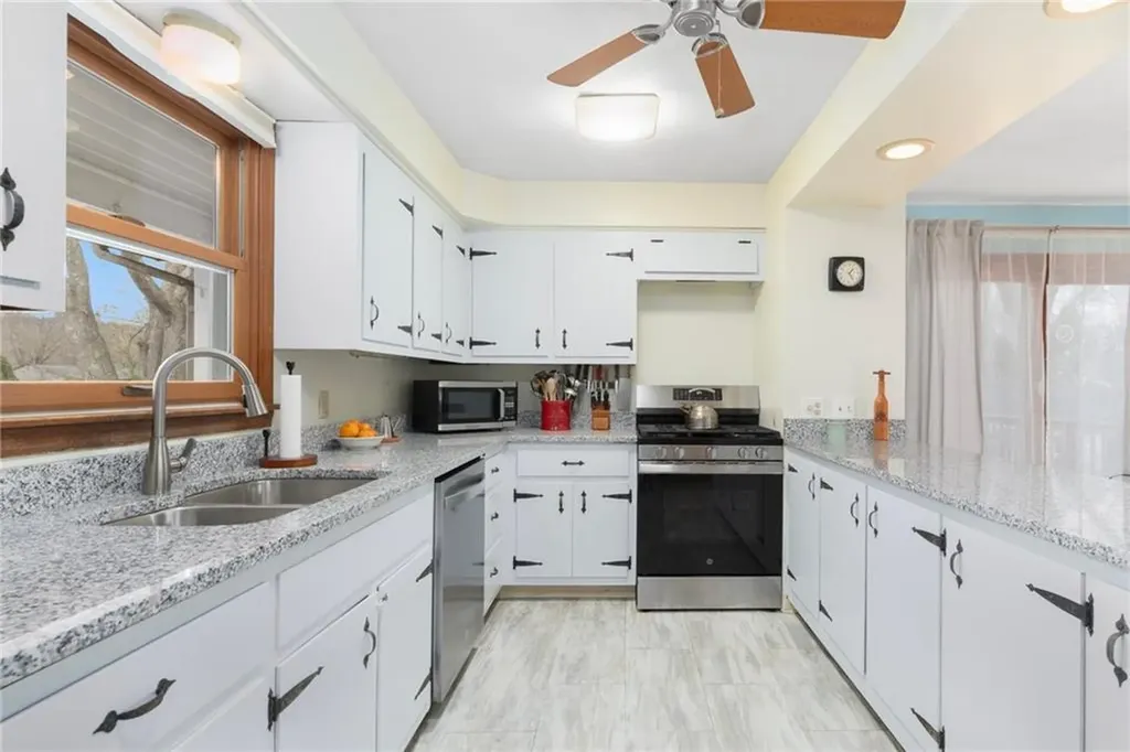 9 Lakeside Drive Narragansett RI 02882