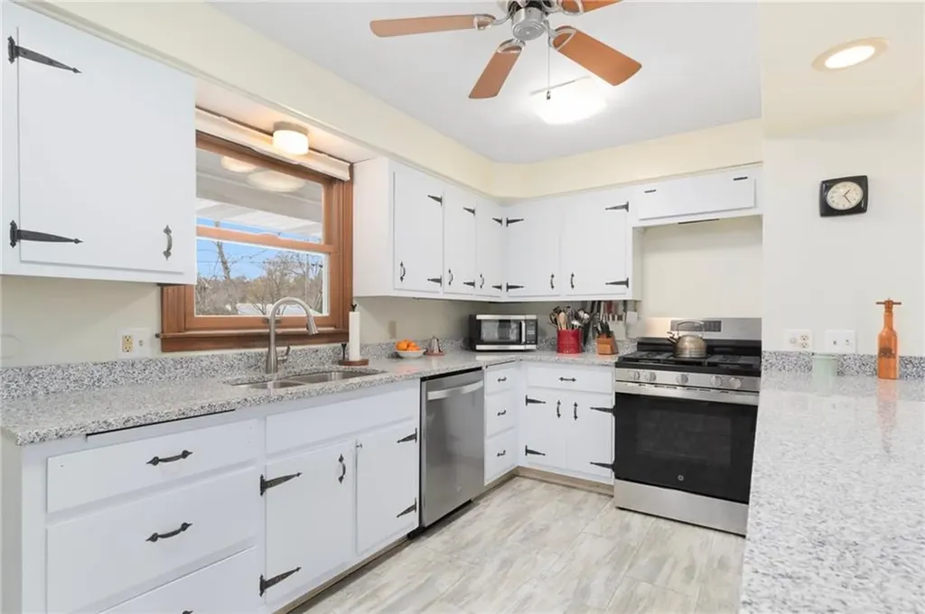 9 Lakeside Drive Narragansett RI 02882