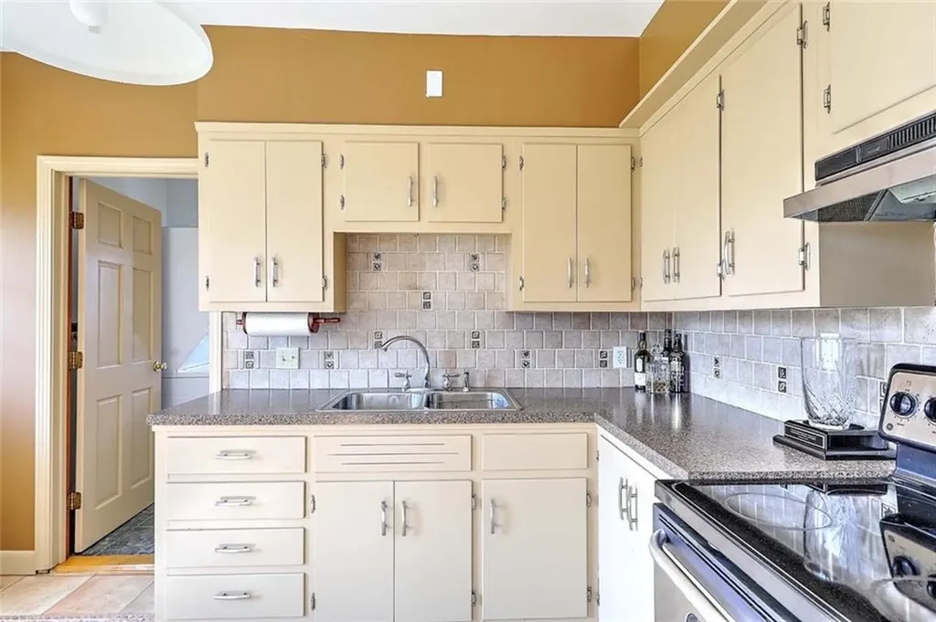 4 Wamsetta Avenue East Providence RI 02915