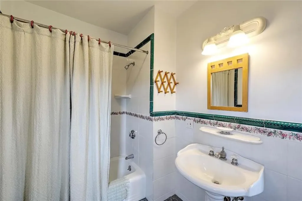 4 Wamsetta Avenue East Providence RI 02915