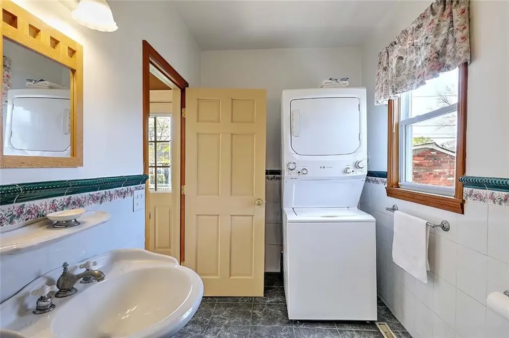 4 Wamsetta Avenue East Providence RI 02915