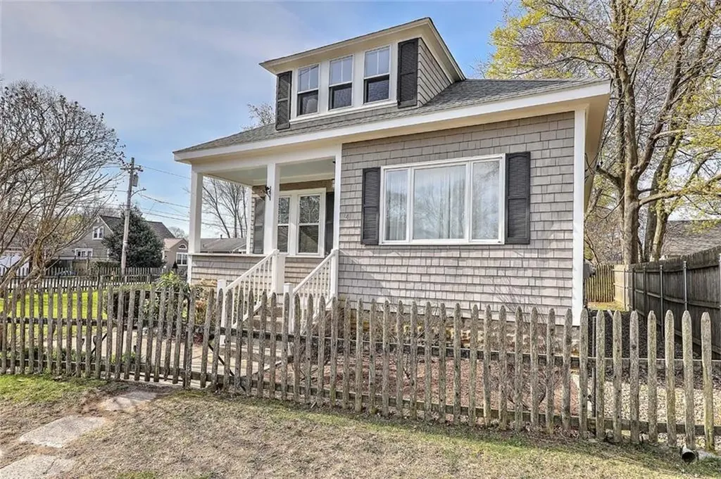 4 Wamsetta Avenue East Providence RI 02915