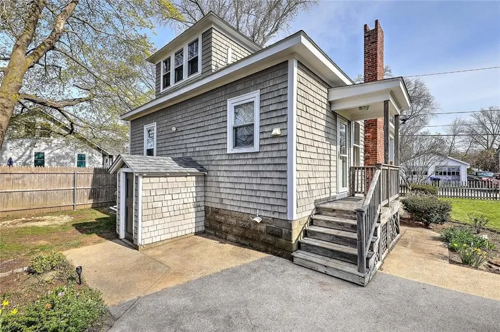 4 Wamsetta Avenue East Providence RI 02915