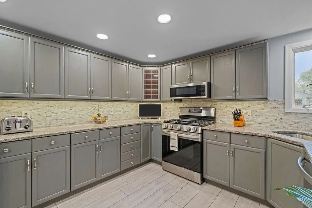 136 Wellington Avenue Warwick RI 02886