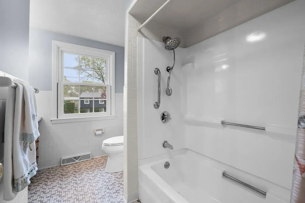 136 Wellington Avenue Warwick RI 02886