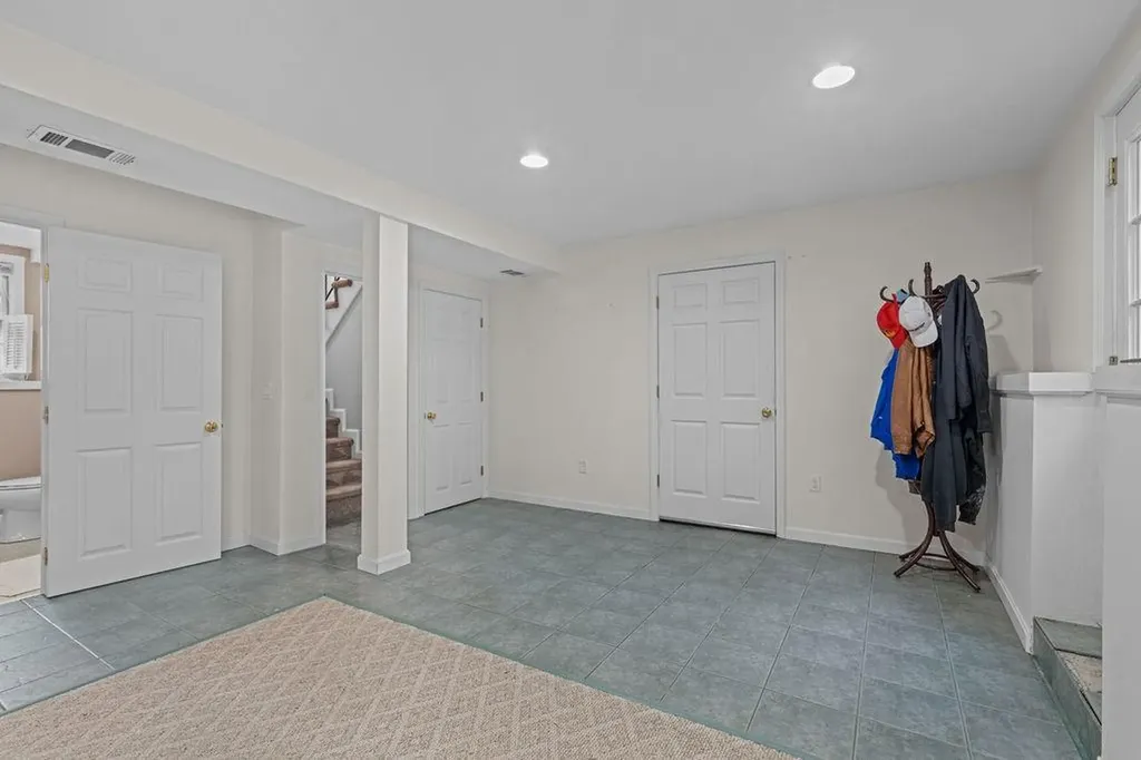 136 Wellington Avenue Warwick RI 02886