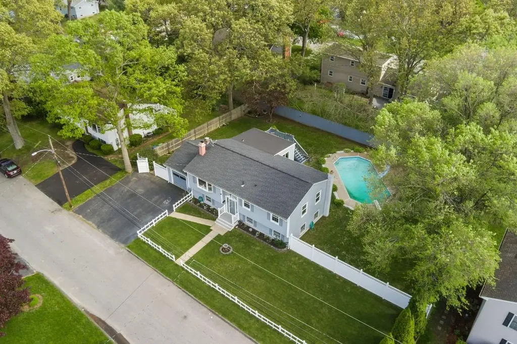 136 Wellington Avenue Warwick RI 02886
