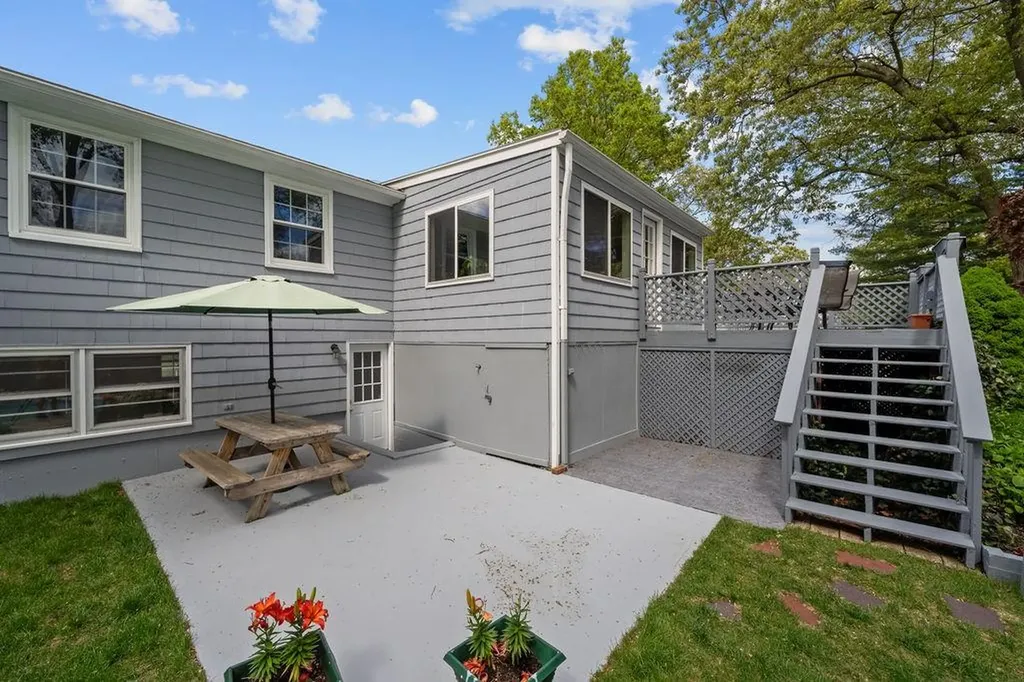 136 Wellington Avenue Warwick RI 02886