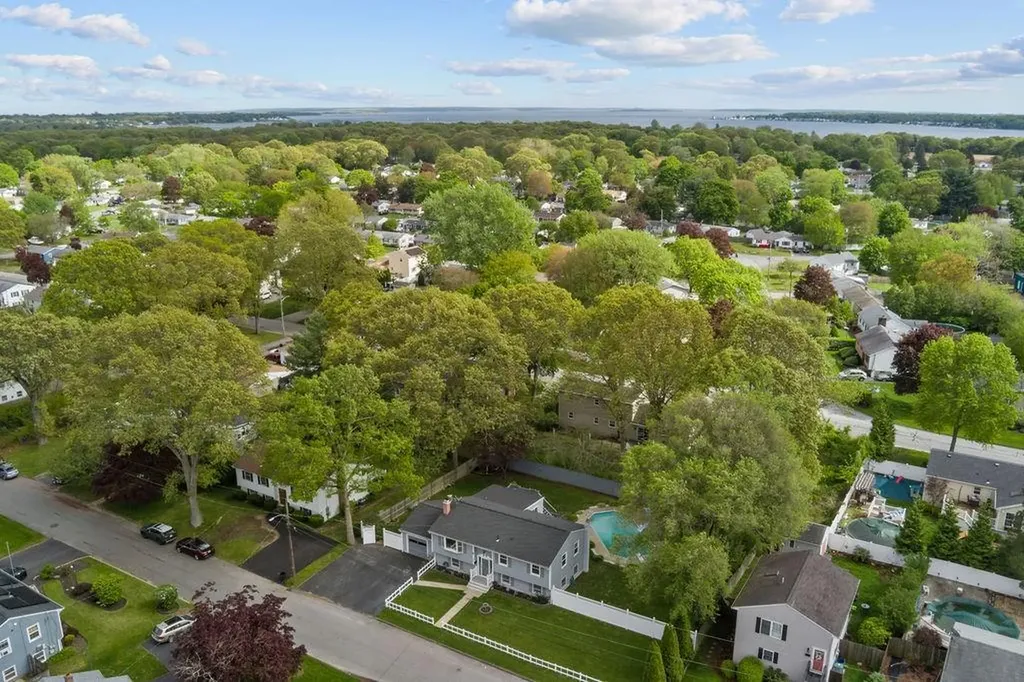 136 Wellington Avenue Warwick RI 02886
