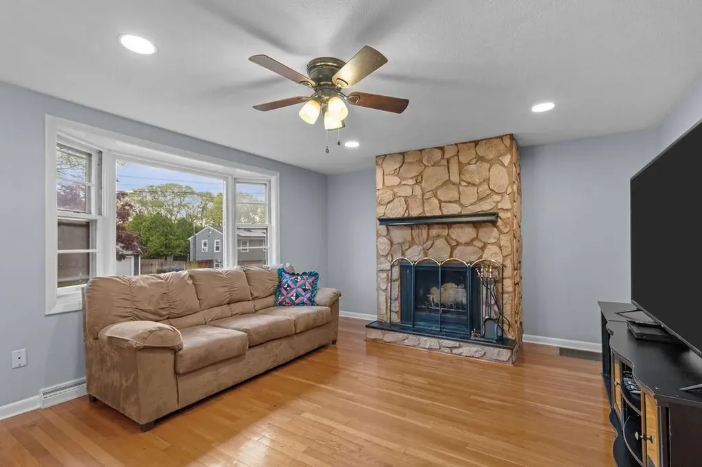 136 Wellington Avenue Warwick RI 02886