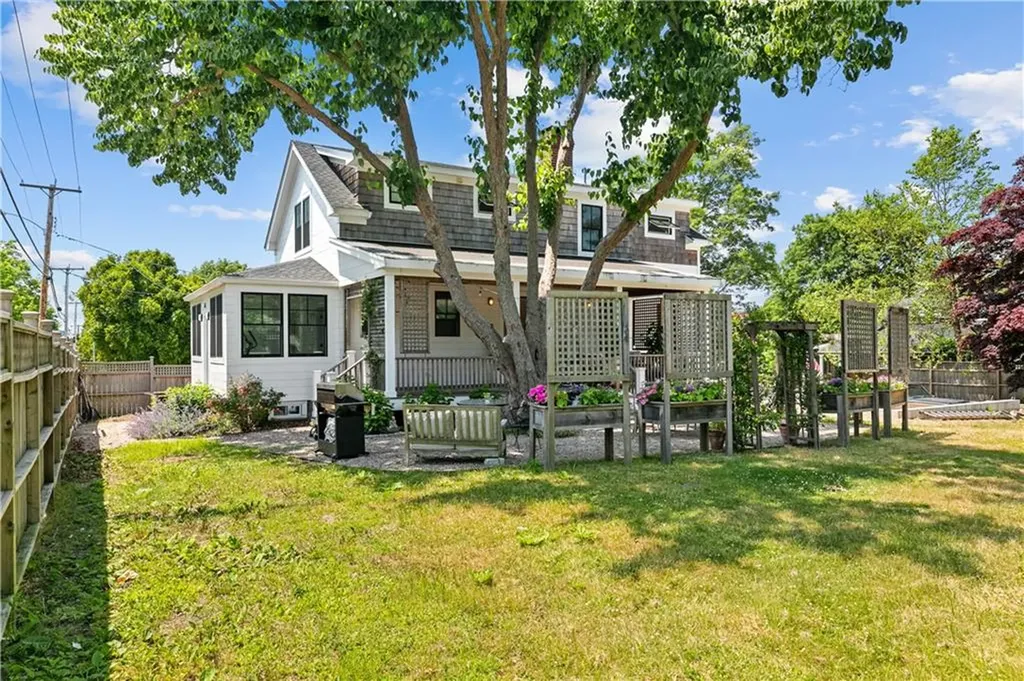 76 Van Zandt Avenue Newport RI 02840