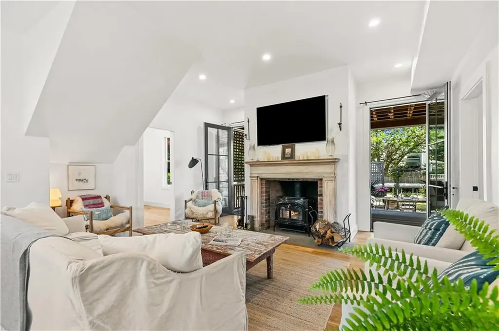 76 Van Zandt Avenue Newport RI 02840