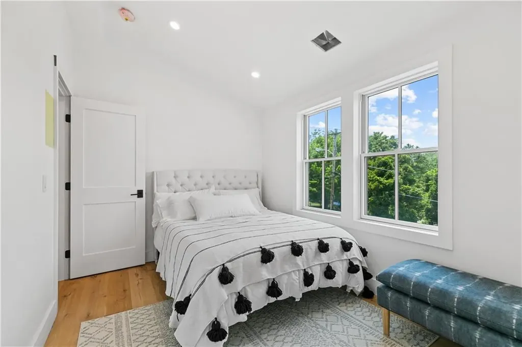 76 Van Zandt Avenue Newport RI 02840