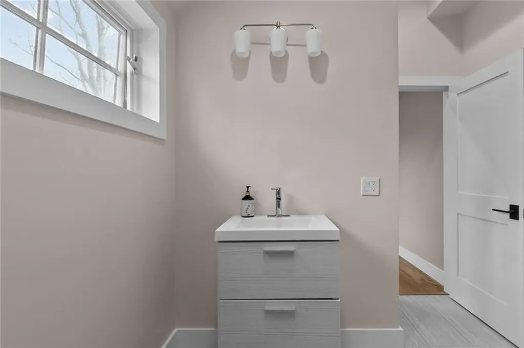 76 Van Zandt Avenue Newport RI 02840