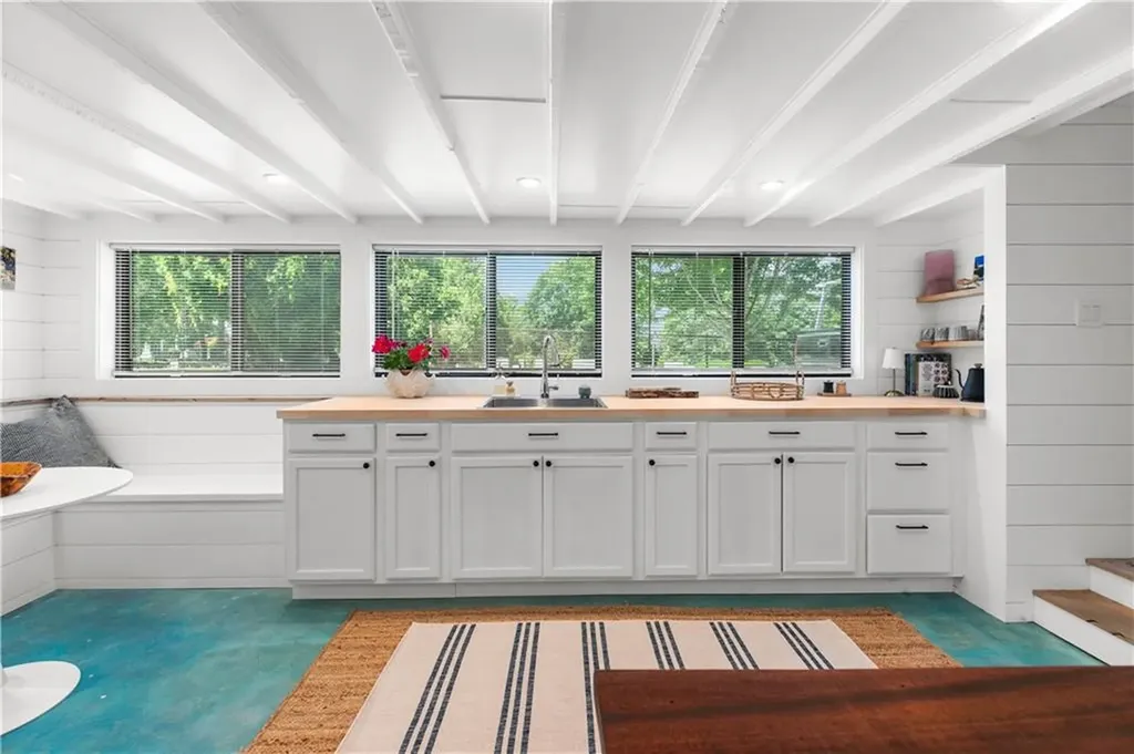 76 Van Zandt Avenue Newport RI 02840