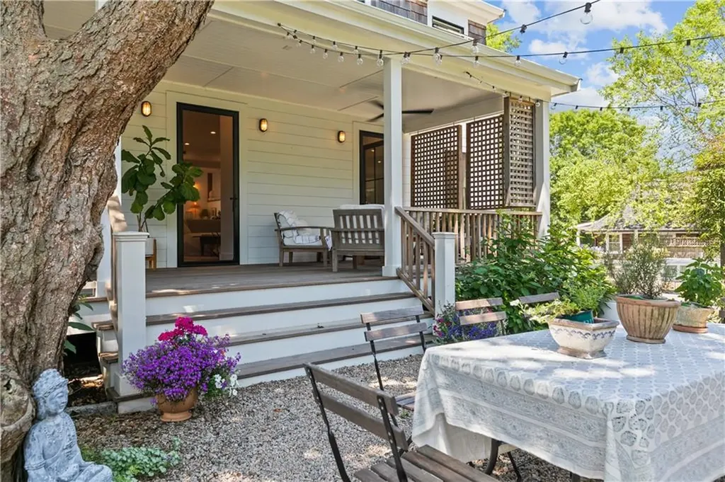 76 Van Zandt Avenue Newport RI 02840