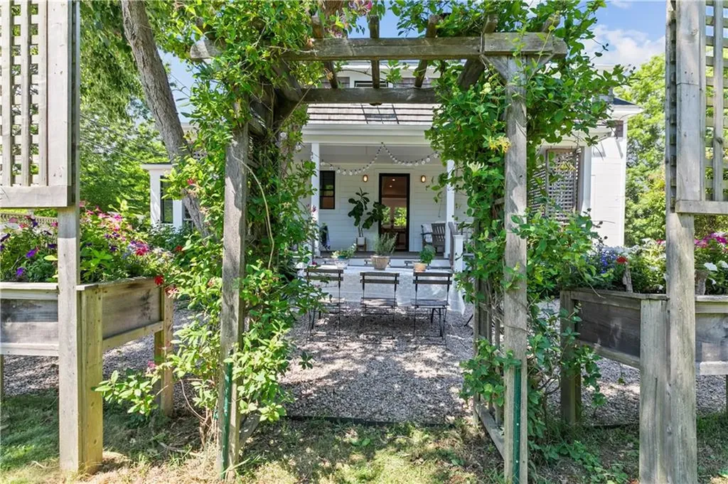 76 Van Zandt Avenue Newport RI 02840