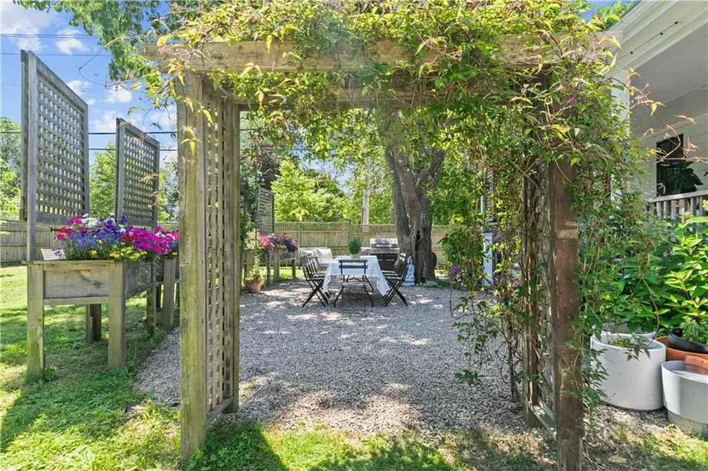 76 Van Zandt Avenue Newport RI 02840