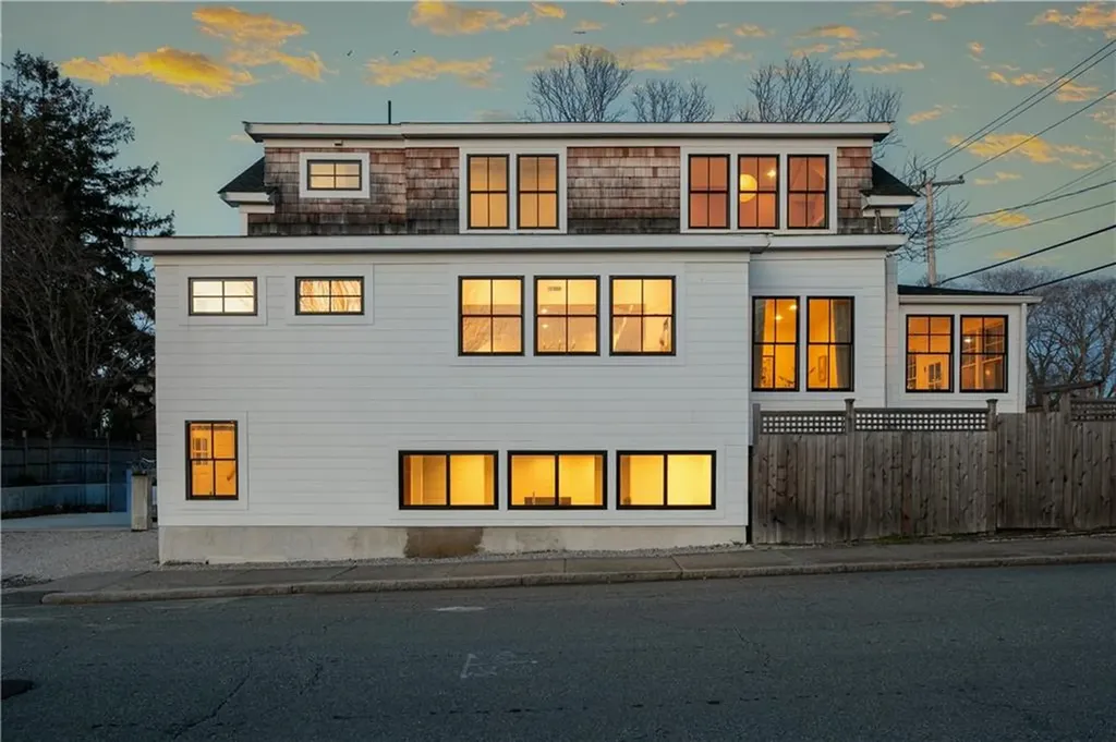 76 Van Zandt Avenue Newport RI 02840